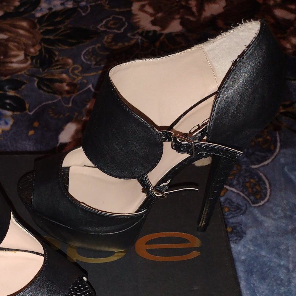 Bebe size 8 black high heels